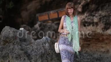 海滩上穿着时髦的黄白色包的女人。巴厘岛的热带岛屿。手工藤生态手袋高清